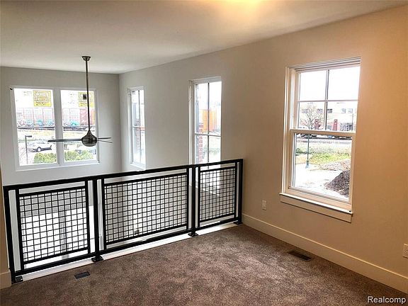 this photo is of end unit in same bldg. The townhome for rent is not an end & does not have side windows