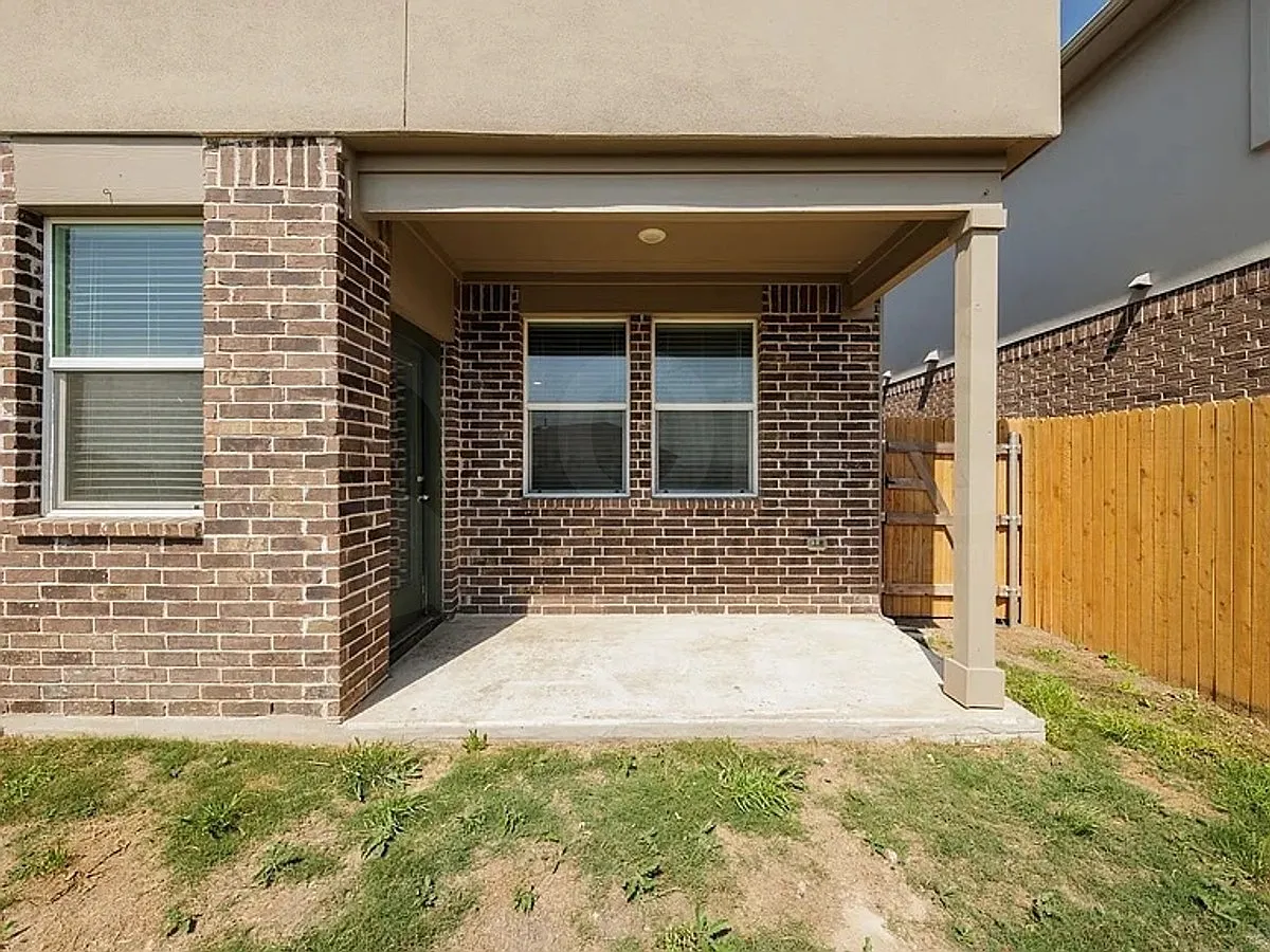 4 bed, 1.0 bath, 2220 sqft, $2,200 — Photo 4