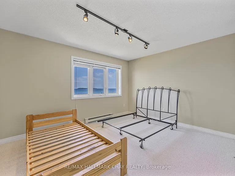 2653 Leonard St — Photo 30