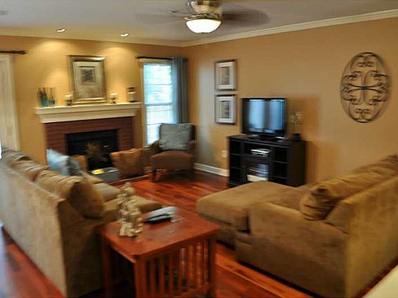 3rd image of 589 Harcourt Pl SE