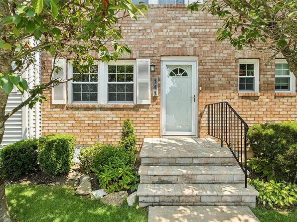 141 Woodlake Drive E, Woodbury, NY 11797