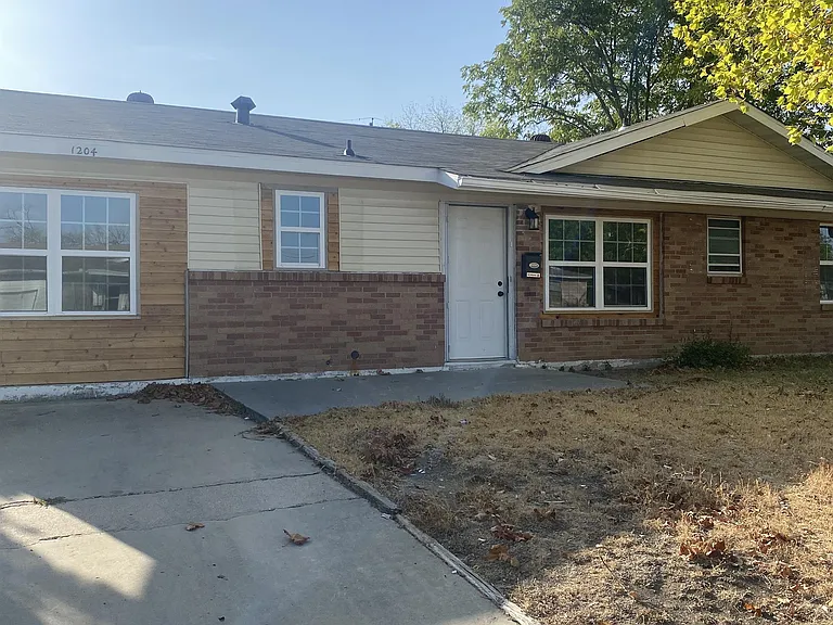 1204 Alta Vista Dr — Photo 1