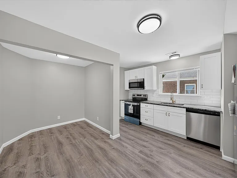 21150 Avon Ln — Photo 2