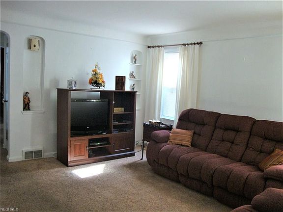 5th image of 13637 Belleshire Ave