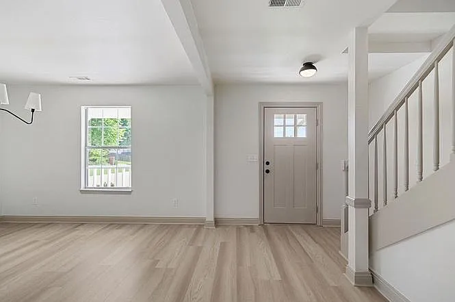 2201 E Bristol Pl — Photo 6