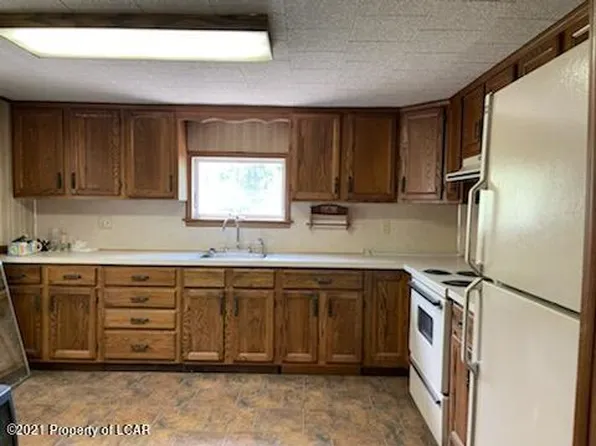 916 Winters Ave, Hazleton, PA 18202