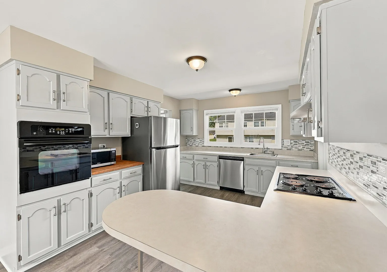 3 bed, 1686 sqft, $3,200 — Photo 2