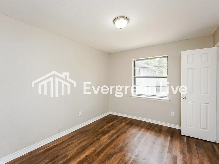823 Johnnie Row — Photo 9
