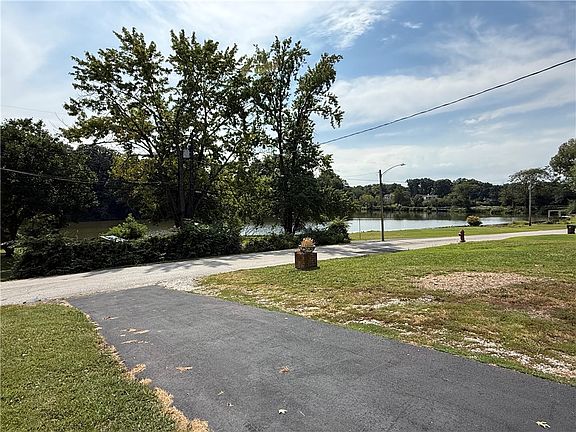 3rd image of 3950 Bayview Dr
