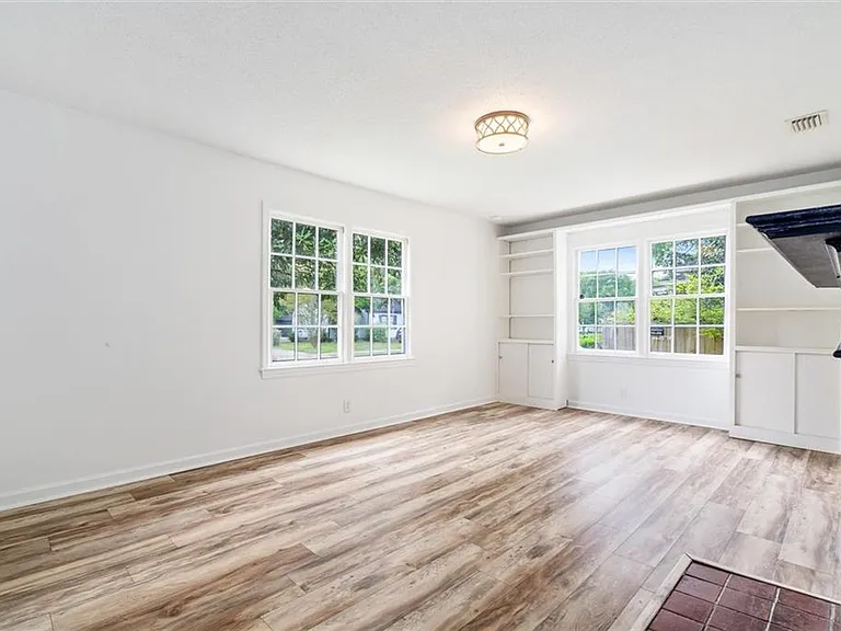 2507 Taylor Ave — Photo 4