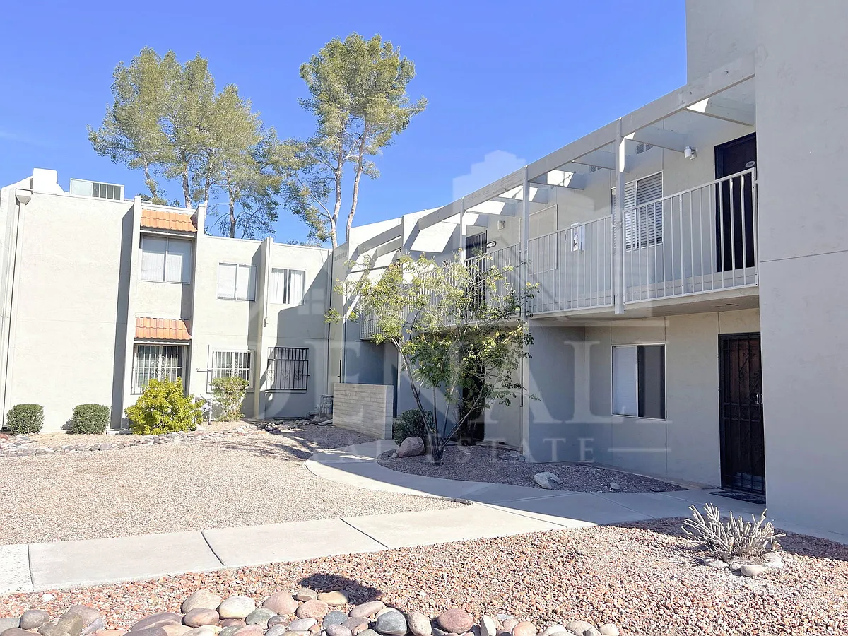 Building Photo - 822 S Langley Ave #207