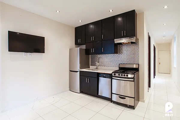 Rented by REZI | media 19