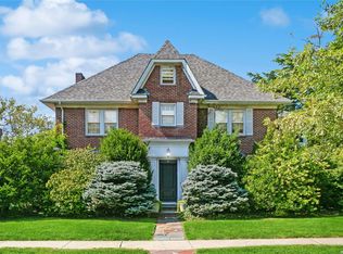 2 Iris St, Cedarhurst, NY 11516