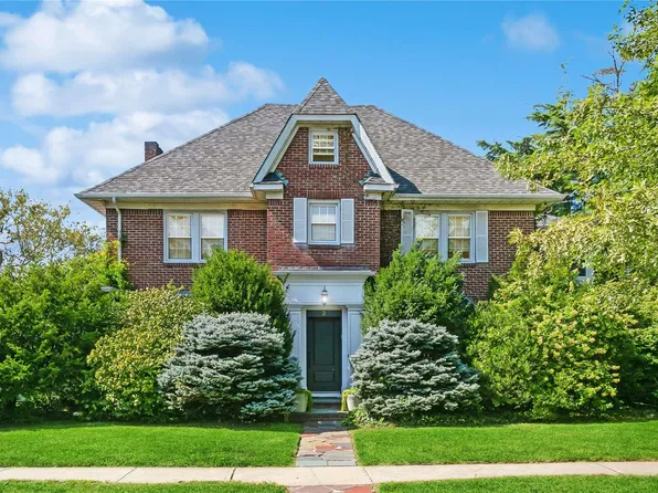 2 Iris Street, Cedarhurst, NY 11516
