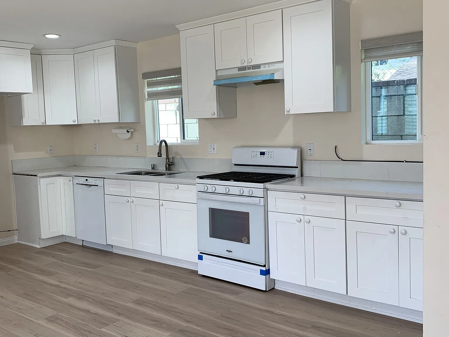 2 bed, 900 sqft, $3,400 — Photo 2