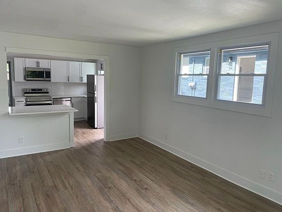 3rd image of 207 Rosebank Ave #B
