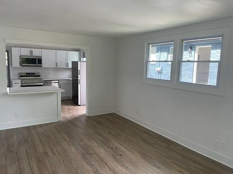 207 Rosebank Ave #B — Photo 3