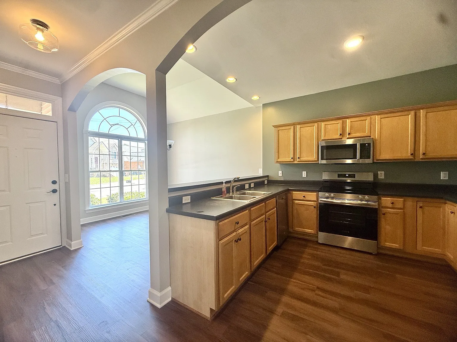 3 bed, 2.5 bath, 2100 sqft, $3,000 — Photo 4