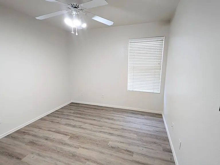 2325 E Lakecrest Dr — Photo 20