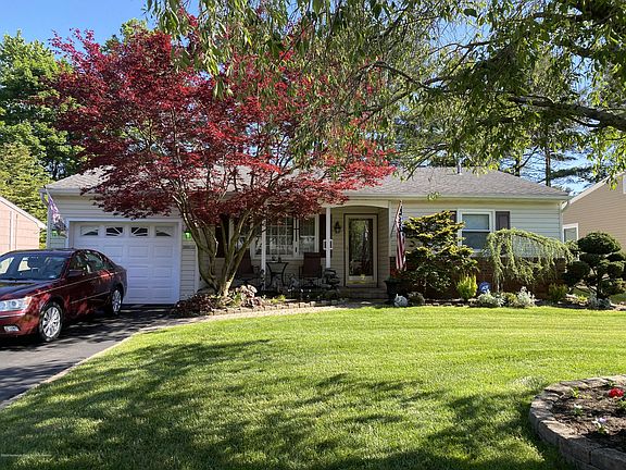 2nd image of 912 Edgebrook Dr N