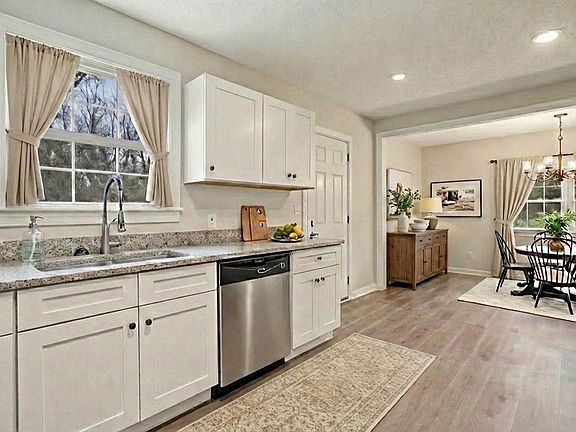 5th image of 966 Greenwood Ct