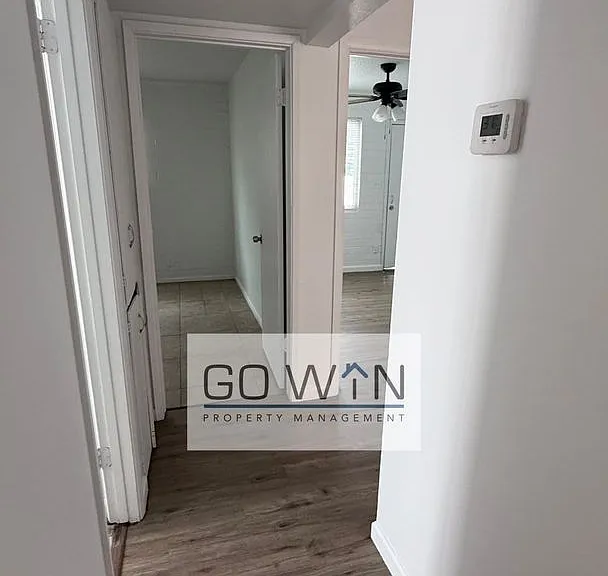 1626 W Denton Ln — Photo 4