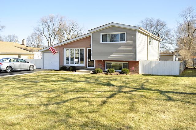 1st image of 215 Valerie Ct