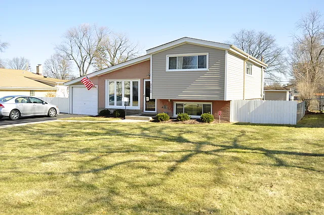 215 Valerie Ct photo 1