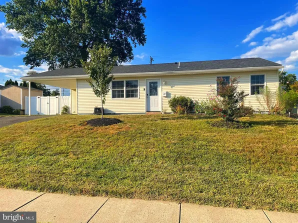 12 Tanglewood Ln, Levittown, PA 19054