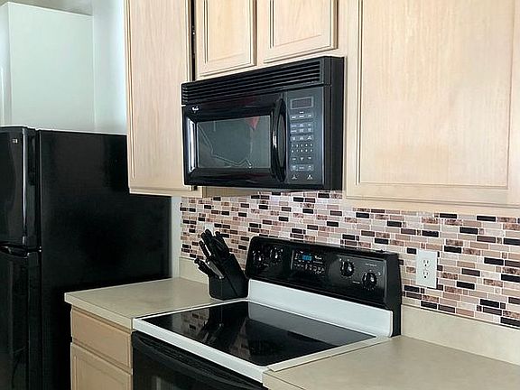 Kitchen w/solid oak cabinets