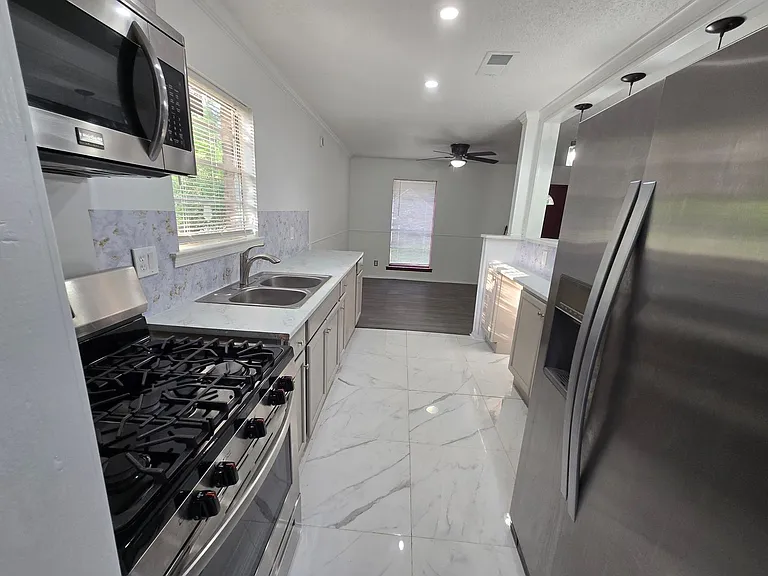 6133 Jennifer Ln — Photo 3