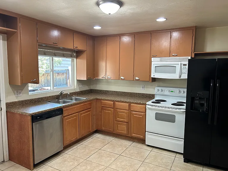 952 Pioneer Ave — Photo 1