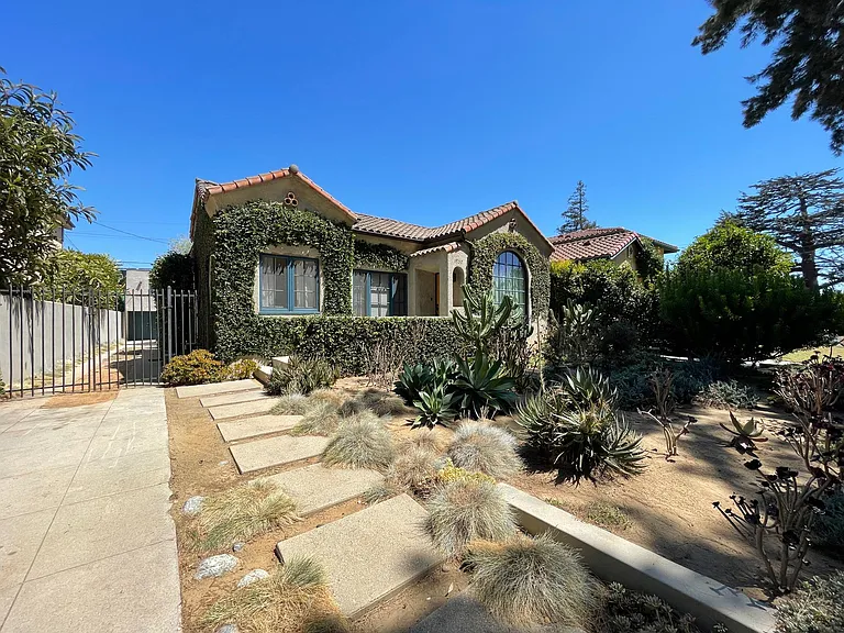 1950 Midvale Ave — Photo 2