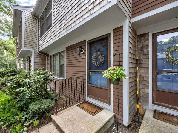 195 Falmouth Rd APT 2D, Mashpee, MA 02649