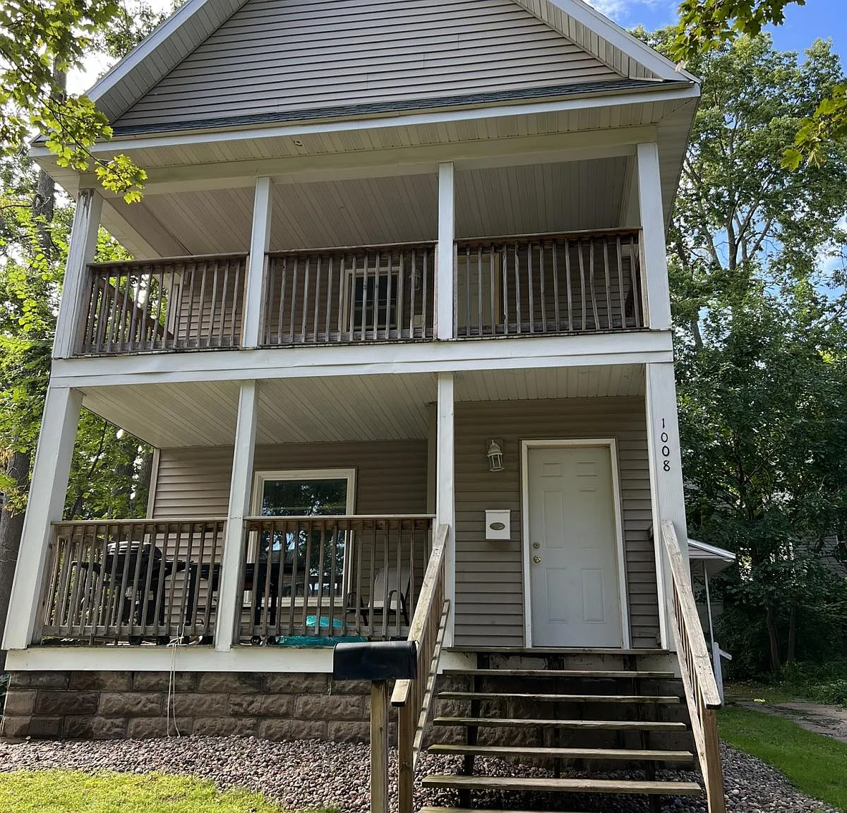 5 bed, $2,000 — Photo 1