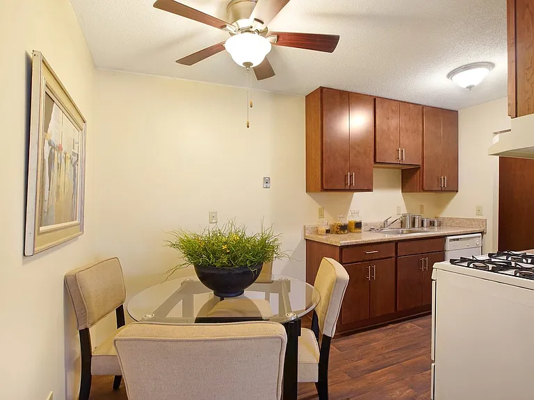 Moonraker Apartments — Photo 3