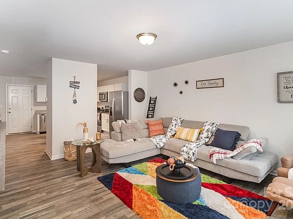 4th image of 152 Grassy Meadow Ln