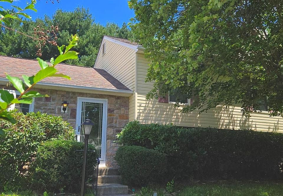 1st image of 729 Rainbow Ct