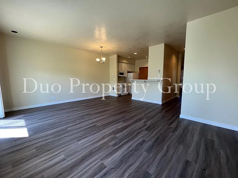 611 S 41st Ct — Photo 5