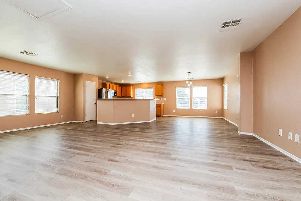 4 bed, 2.5 bath, 2318 sqft, $3,180 — Photo 4