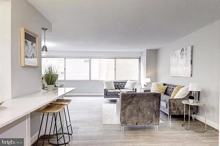 1 bed, 1.5 bath, 892 sqft, $2,450 — Photo 3