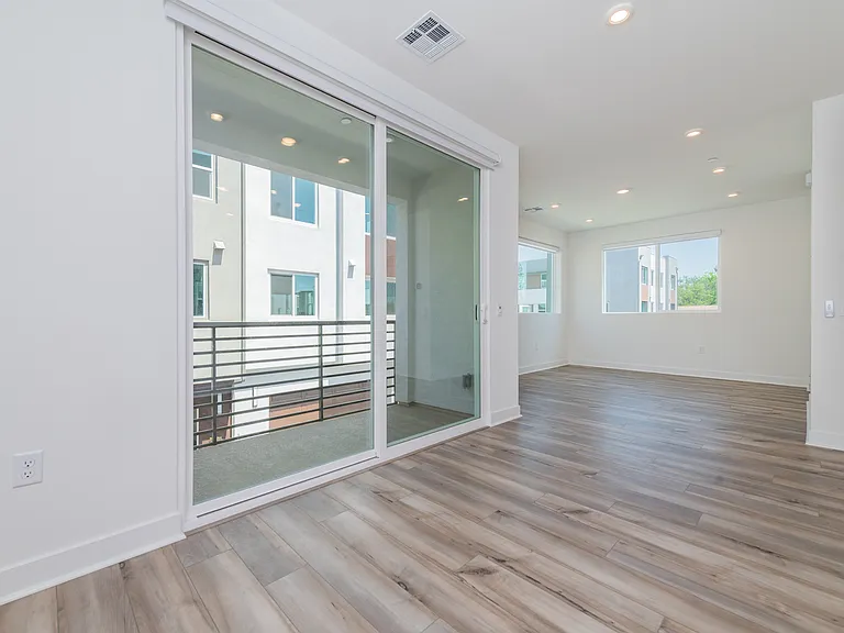 589 S Lyon St — Photo 10