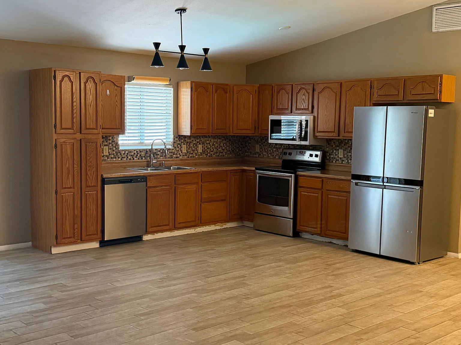 3 bed, 1411 sqft, $1,900 — Photo 4