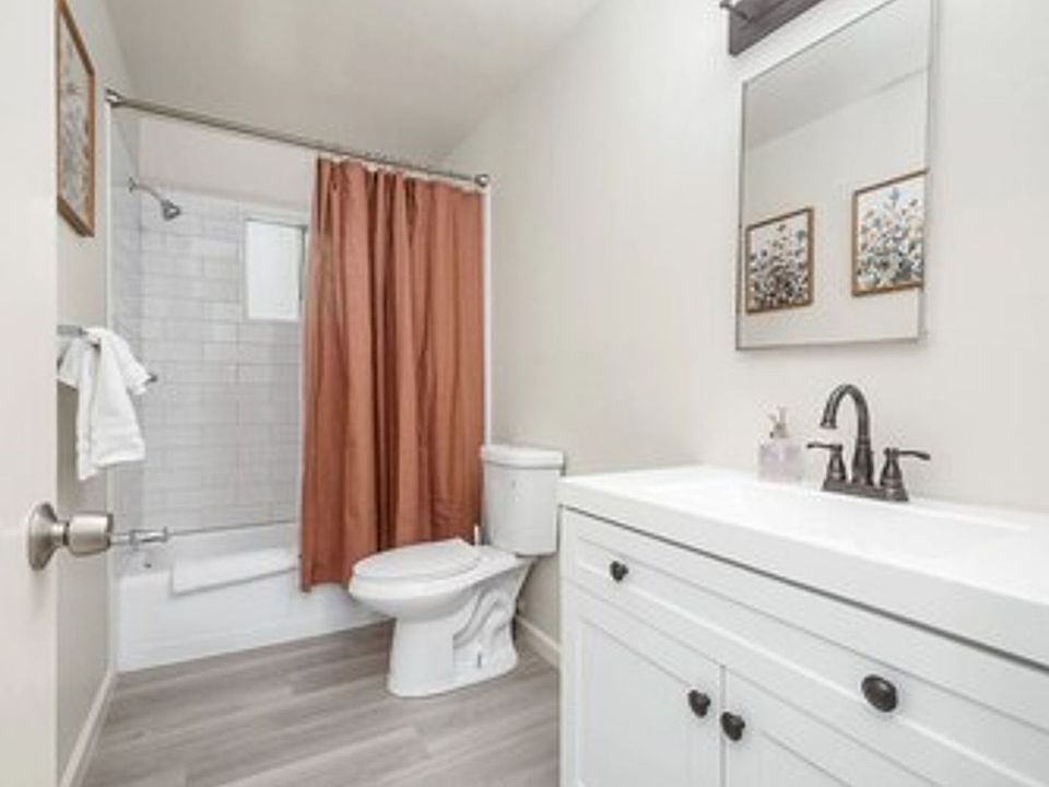 2nd image of 1529-1557 E Ashlan Ave #1555