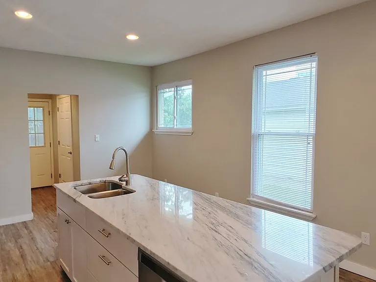 2111 Oak St — Photo 20