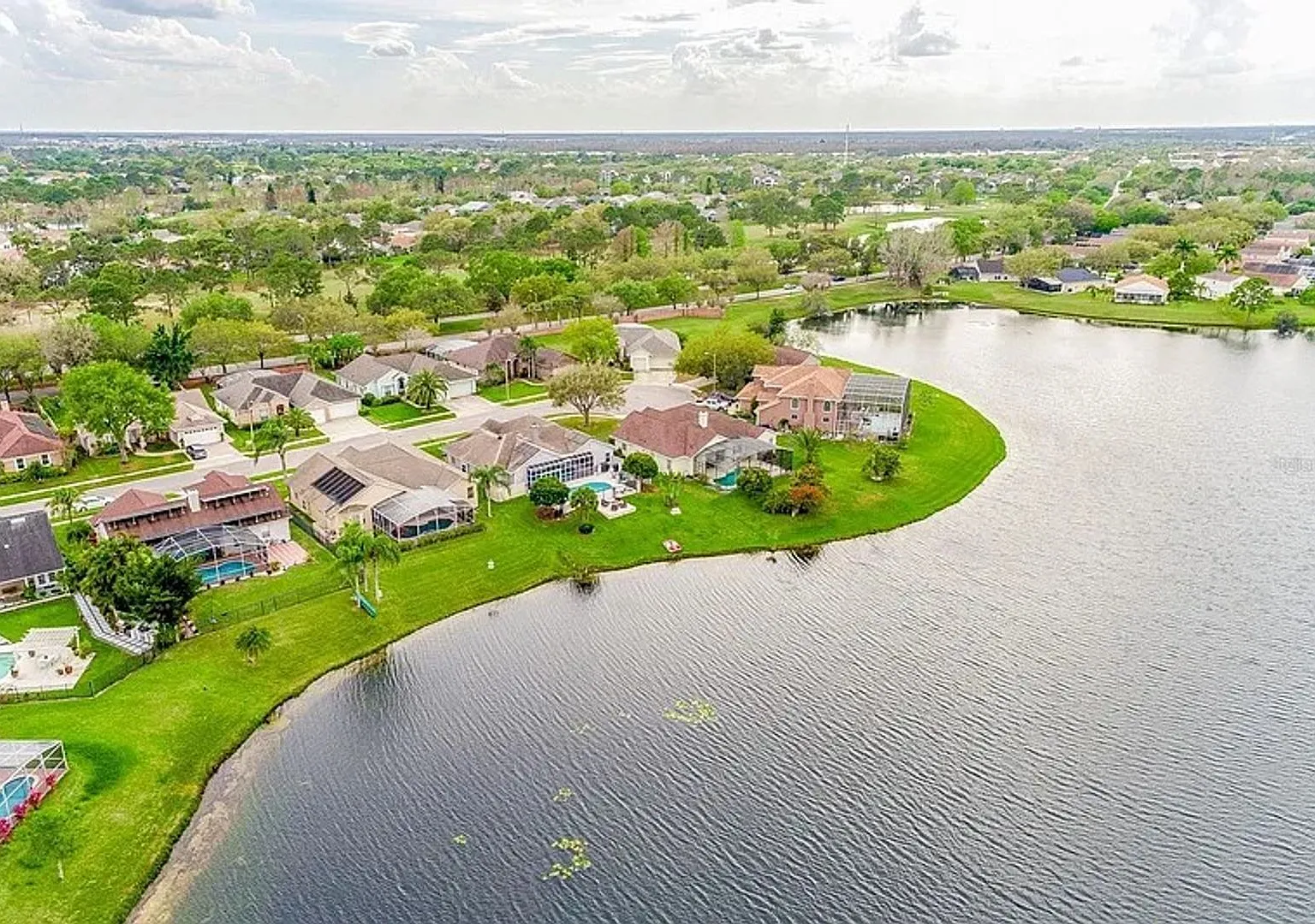 Captivating 4 Bedroom, 2 bath Pool/Lake home — Photo 4