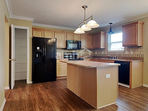 3rd image of 180 Regency Sq