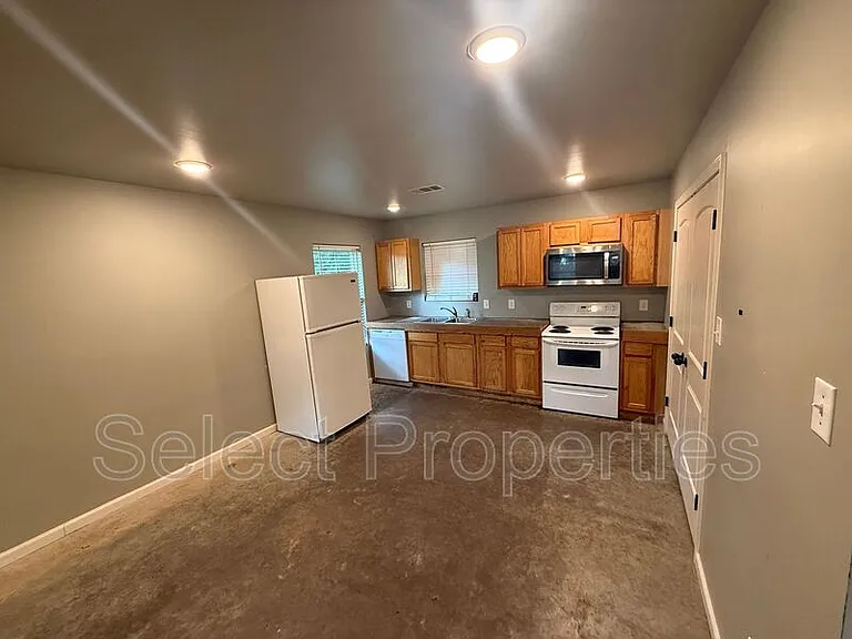 1215 Haltom St #B — Photo 3