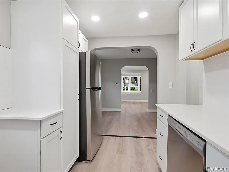 1027 E Milton Ave — Photo 14