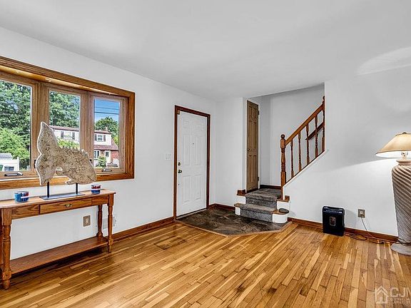 4th image of 16 Deerwood Ave